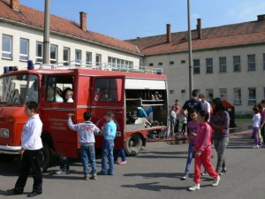 391083_138323176352038_1818729016_n